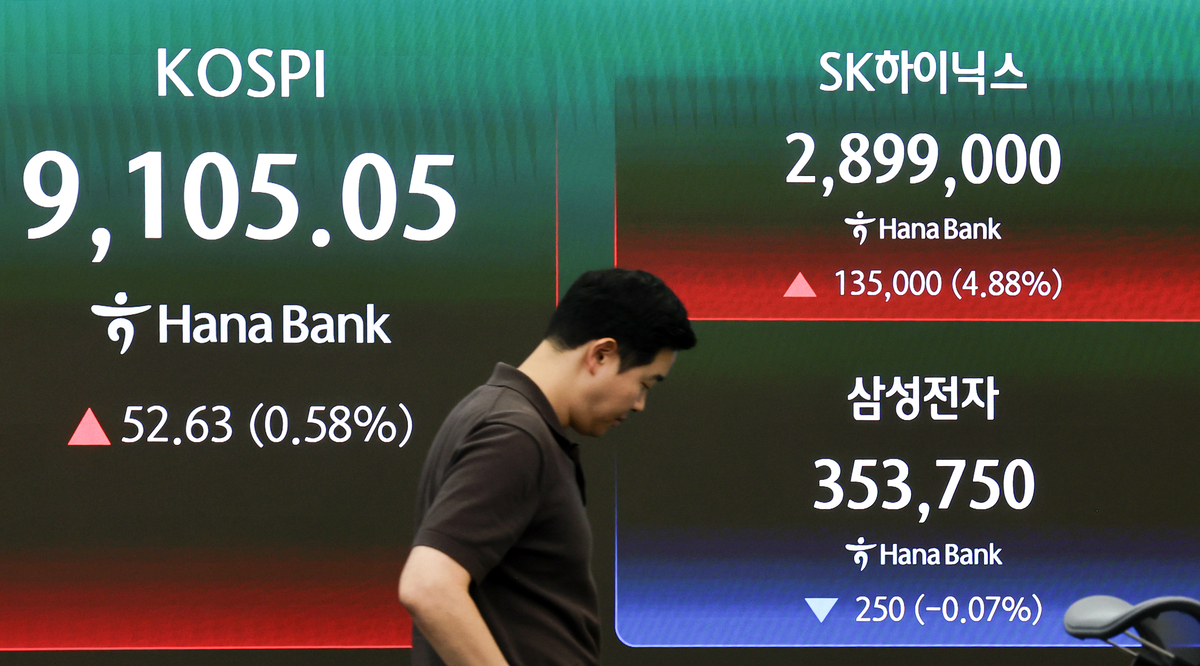 SK hynix and Samsung Electronics prices are displayed at Hana Bank's dealing room in Jung-gu, Seoul, on the 22nd, when SK hynix overtook Samsung Electronics to become the top stock